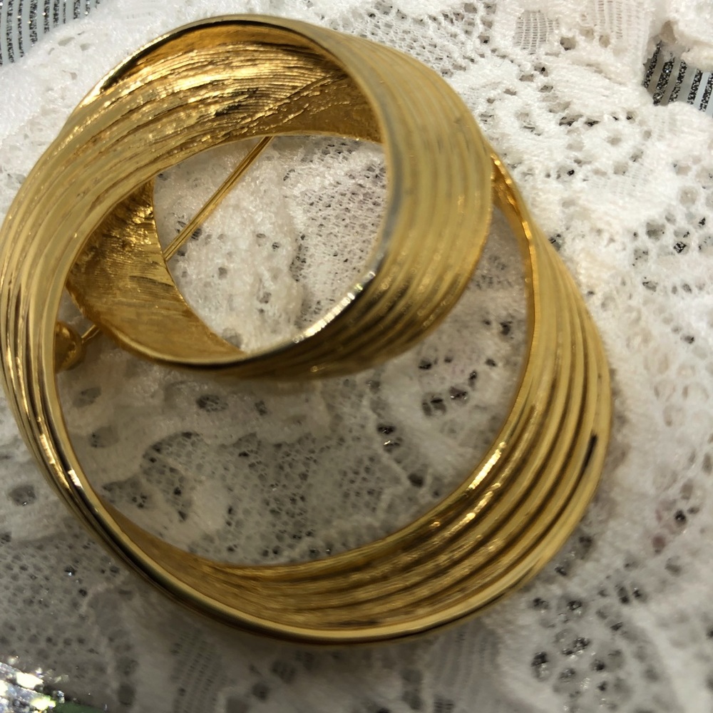Vintage gold swirl brooch 💛